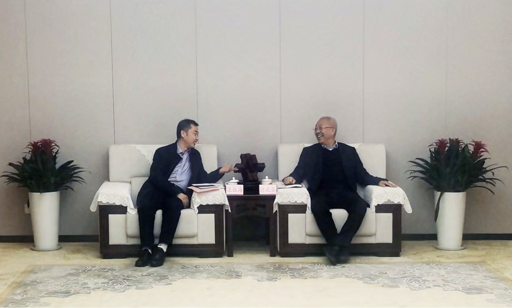 与省财欣公司互换座谈并参观展厅-1 与省财欣公司互换座谈并参观展厅-1